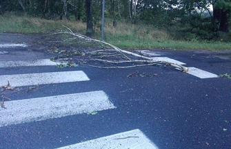 Silna burza ulewny deszcz i zniszczenia