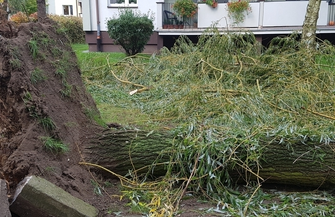 Strażacy wciąż walczą ze skutkami wichury prądu może nie być przez kilka dni