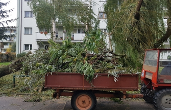 Strażacy wciąż walczą ze skutkami wichury prądu może nie być przez kilka dni