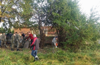 Wspólnie wysprzątali stary cmentarz ewangelicki