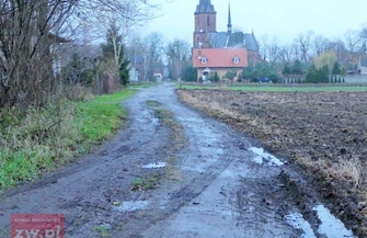 Mieszkańcy Łysin czekają na przedzimowe uzupełnienia ubytków w drodze