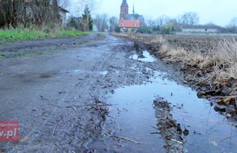 Mieszkańcy Łysin czekają na przedzimowe uzupełnienia ubytków w drodze
