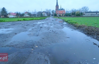 Mieszkańcy Łysin czekają na przedzimowe uzupełnienia ubytków w drodze