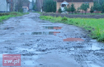 Mieszkańcy Łysin czekają na przedzimowe uzupełnienia ubytków w drodze