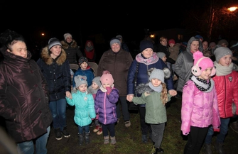 Mikołaj pomógł zapalić lampki na choince