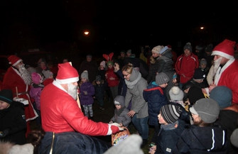 Mikołaj pomógł zapalić lampki na choince