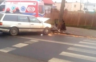 Osobówka uderzyła w lampę