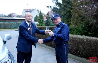 Policjanci ze Sławy z nowym radiowozem