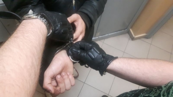 Laptop ukrył pod kamieniem na polu nieopodal stacji paliw