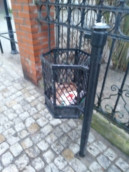 Puste śmietniki na Starym Mieście