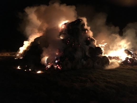 Pożar dwóch stogów. Ranny strażak