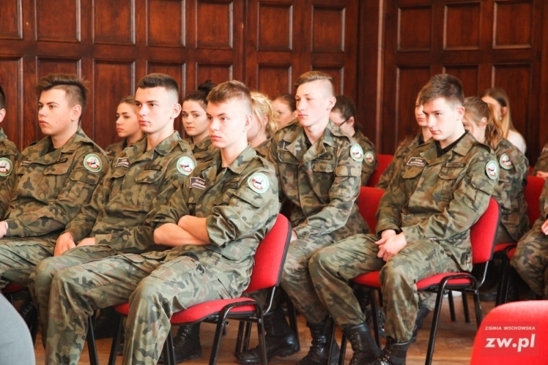 Nadanie awansów uczniom klas mundurowych