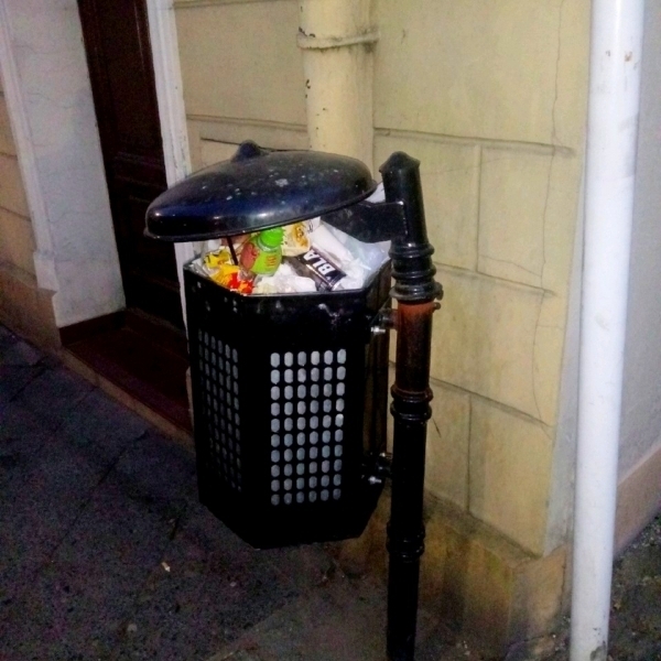 Sobota i niedziela. Przepełnione kosze na głównych ulicach miasta
