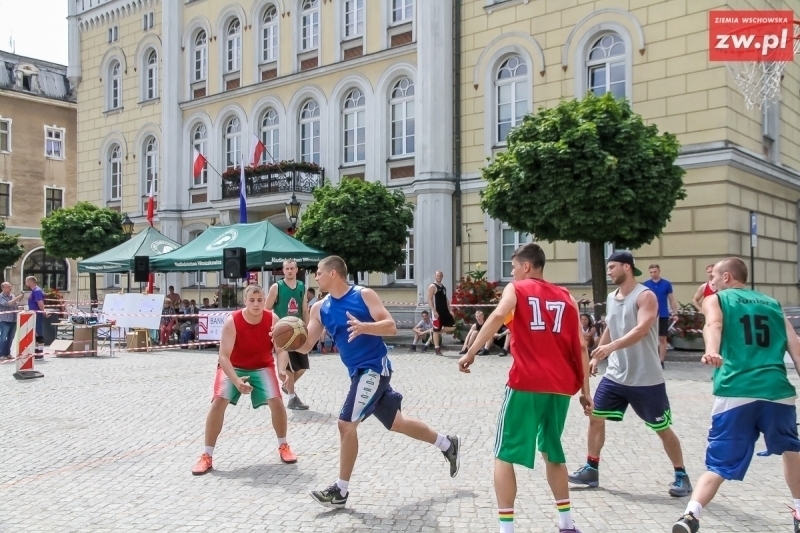 Streetball dla przyjemności czyli uliczna koszykówka gościła na wschowskim rynku