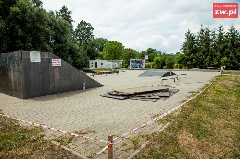 Po interwencji radnego Giezka trwają prace naprawcze urządzeń do jazdy na deskorolce