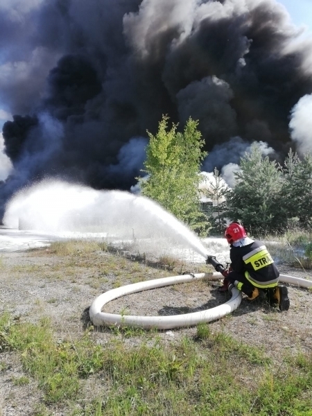 Strażacy z Góry gasili pożar składowiska odpadów w Jakubowie