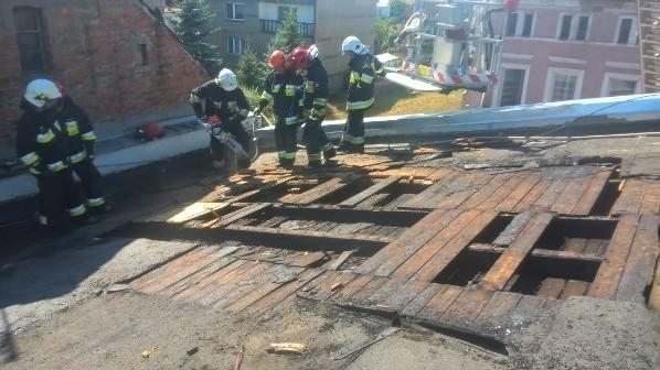 Strażacy gaszą pożar poddasza w Szlichtyngowej. Utrudniony przejazd na krajowej 12
