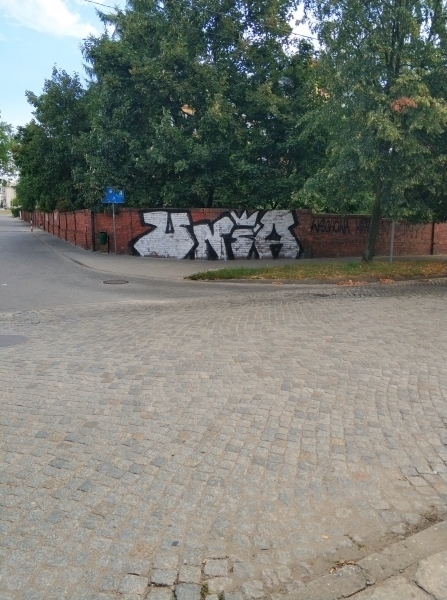 Niechciany napis na murze I Zespołu Szkół