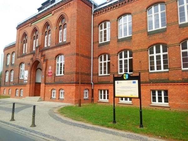 Wyjątkowa sesja Rady Powiatu Wschowskiego w odnowionym budynku liceum