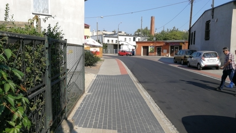 I etap wymiany nawierzchni drogi i chodników ul. Piastów zakończony