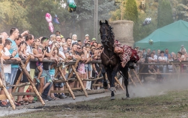 Średniowieczny Jarmark Cysterski turniej łuczniczy średniowieczne dania obozowisko wojów