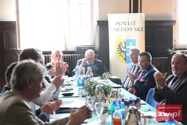 Powiat chce powierzyć gminie prowadzenie powiatowej biblioteki publicznej