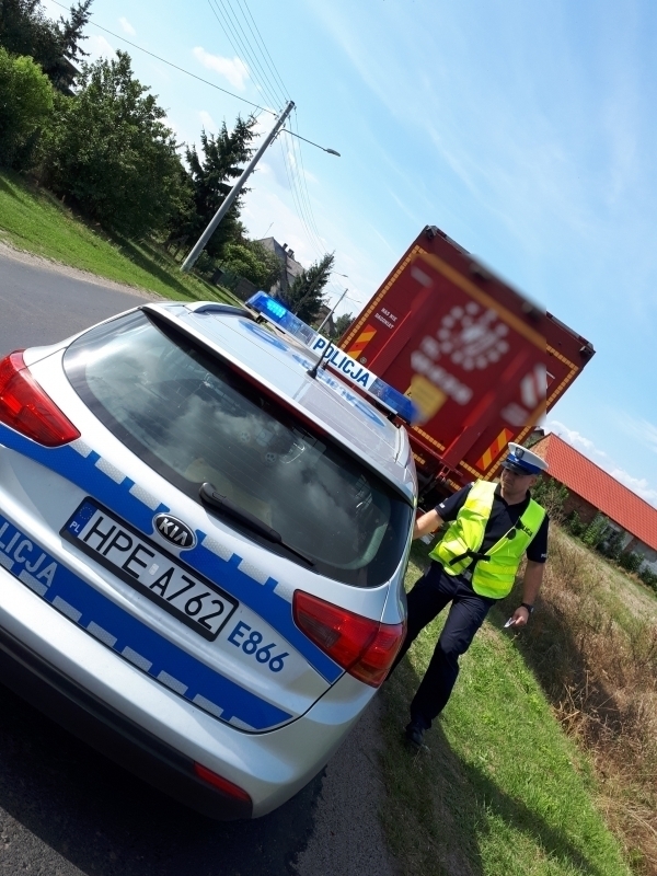 Przez wybitą szybę wyskoczył kierowca który na widok policjantów zaczął uciekać