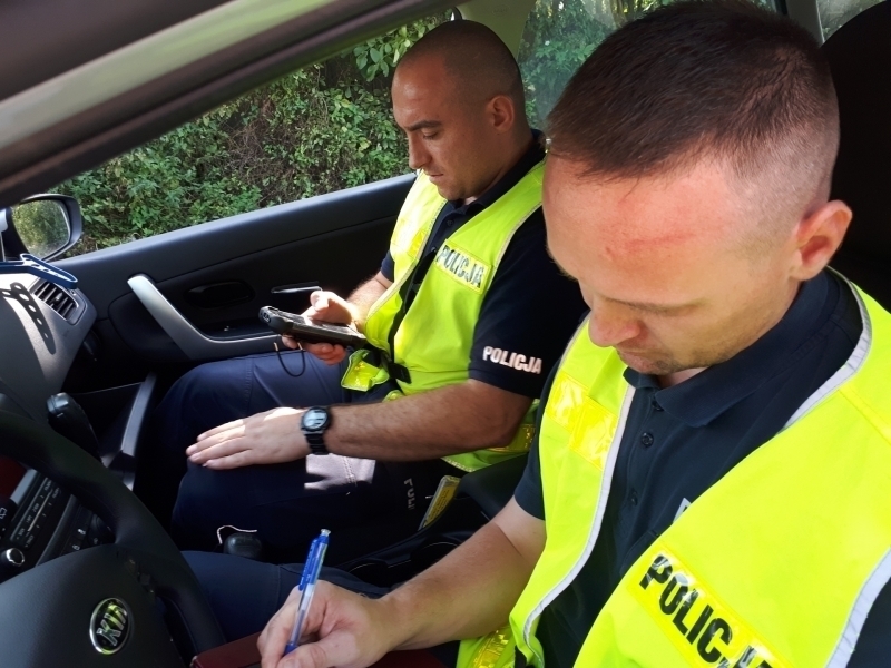 Przez wybitą szybę wyskoczył kierowca który na widok policjantów zaczął uciekać