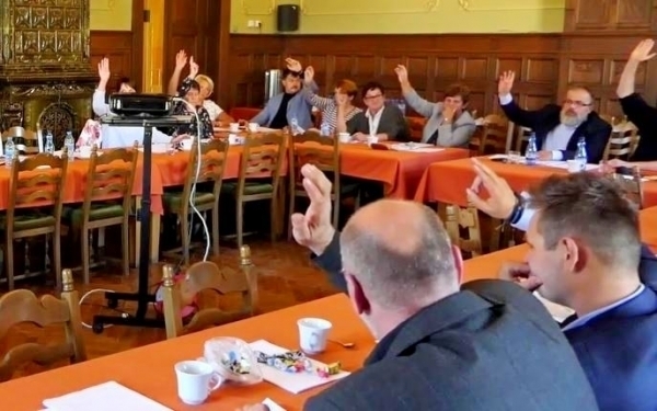 Owoc Burmistrzowie mają to do siebie że niepotrzebnie wybiegają w przyszłość. Dyskusja o nowej galerii