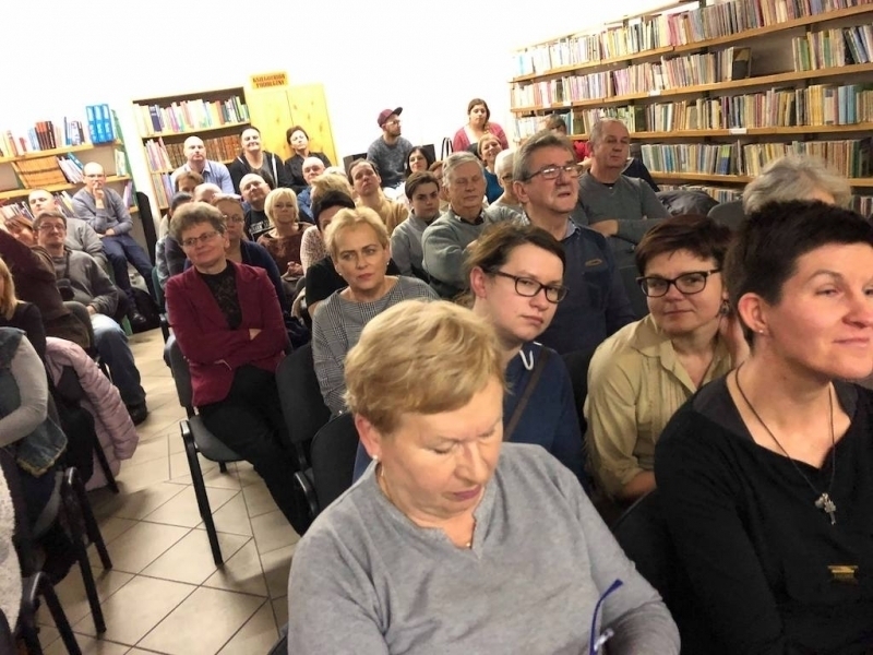 Z gitarą w bibliotece
