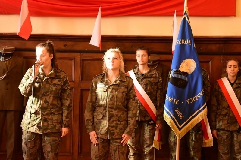 Akt nadania klasom mundurowym stopni awansu