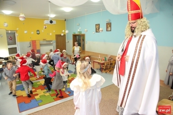 Wizyta biskupa Miry w przedszkolu
