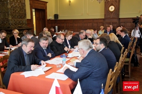 Na temat i poza tematem czyli radni spierają się o podwyżkę diet
