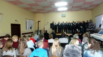 Śpiewali i grali w Skarżyniu