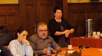 Burmistrz wezwana na sesję drogą telefoniczną. Nadzwyczajne wydarzenia podczas nadzwyczajnej sesji