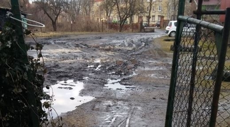 Mieszkańcy ulicy Dworcowej: Brniemy w błocie
