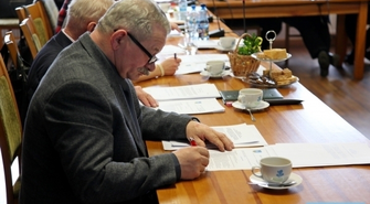 Zabrakło środków na kilka metrów chodnika?