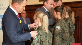 Nadanie awansów uczniom klas mundurowych 