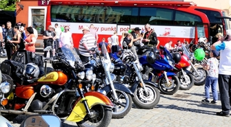 Motocykliści dzieciom na wschowskim Rynku