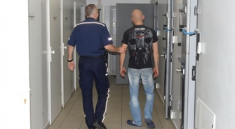 7 i pół roku więzienia za kradzieże akumulatorów