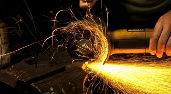 Szlifierka kątowa - jak wybrać właściwe urządzenie?