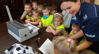 Przedszkolaki z wizytą w komendzie Policji