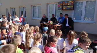 Ponowie czytali dzieciom