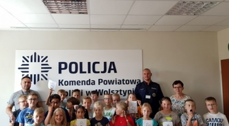 Dzieci ze Szkoły Podstawowej nr 3 w Wolsztynie na komisariacie 