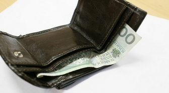 Miał posprzątać posesję, “sprzątnął” również portfel