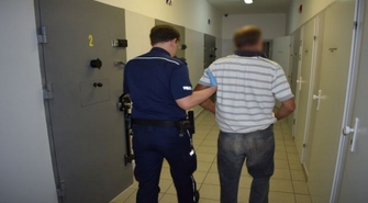 Przez butelkę i dezodorant trafił za kraty