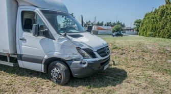 Wyprzedzał w miejscu niedozwolonym i doprowadził do kolizji