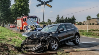 Kolizja Audi z szynobusem