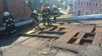 Strażacy gaszą pożar poddasza w Szlichtyngowej. Utrudniony przejazd na krajowej 12