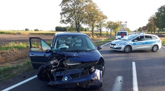 Zderzenie czołowe na krajowej 12. 53-latka przetrasportowana do szpitala. 